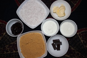 coco rallado, mermelada frambuesa, galleta, mantqueilla, chocolate, yogur, queso